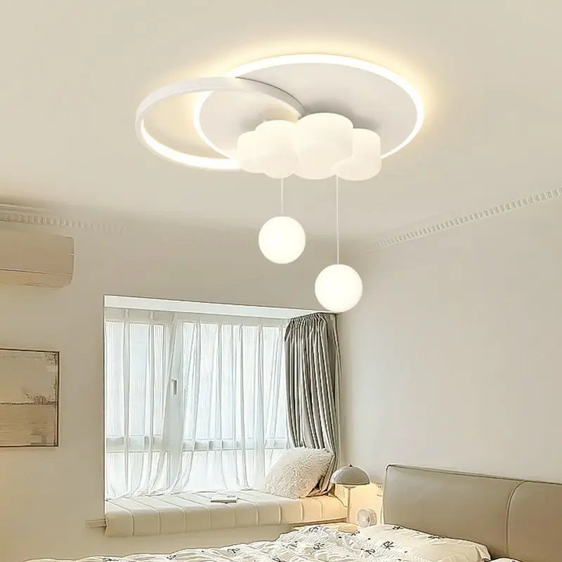 plafonnier minimaliste avec bulle suspendue et lustre en nuage